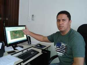 Coordenador da Funai em Alagoas mostra área demarcada. Foto: Carolina Sanches/G1