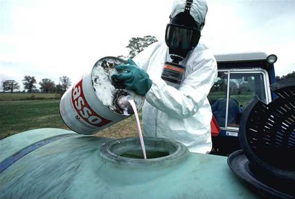 Funcionário prepara pesticida da Monsanto para uso nas plantações com proteção adequada; falta de precaução pode causar doenças