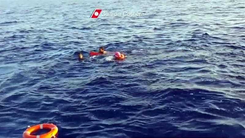 Sobrevivente é resgatado por membros das forças de segurança italianas próximo à ilha de Lampedusa, no Mediterrâneo