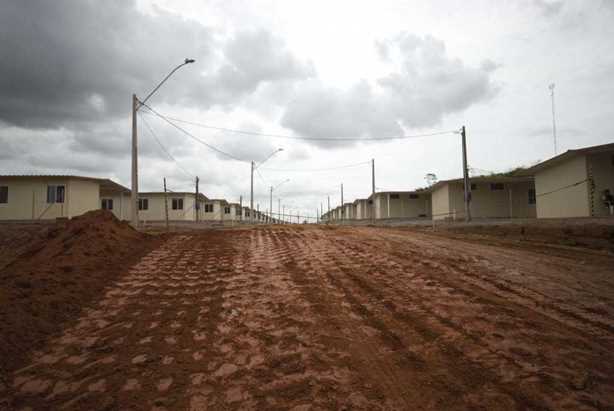 Casas de reassentamento construídas sobre aterro (Anderson Barbosa - Fractures Photo Collective)