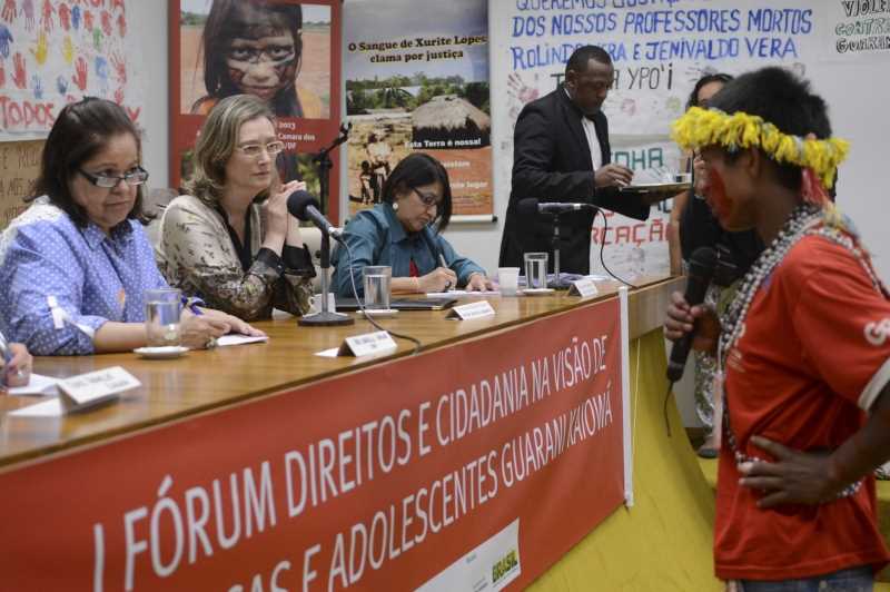  Oséias Martins fala com a ministra dos Direitos Humanos, Maria do Rosário, durante o Fórum Direitos e Cidadania na Visão de Crianças e Adolescentes Guarani Kaiowá. 