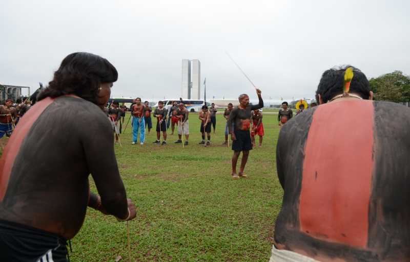 Ontem em Brasília, indígenas se manifestaram contra a PEC 215, ofensiva da bancada ruralista (Foto: Antônio Cruz/ABr)