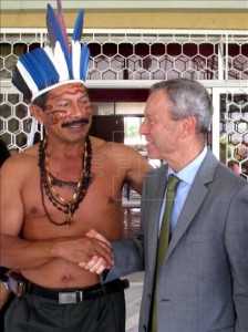 O representante do Conselho Indígena de Roraima (CIR), Ivaldo Perez (e), em encontro com o embaixador da Espanha no Brasil, Manuel de la Cámara (d), em abril deste ano. (EFE/Arquivo)