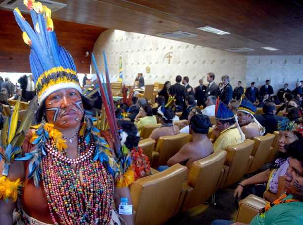 Representantes indígenas acompanham julgamento no Supremo Tribunal Federal da demarcação contínua da Terra Indígena Raposa Serra do Sol. Dezembro de 2008. Foto: Wiki.