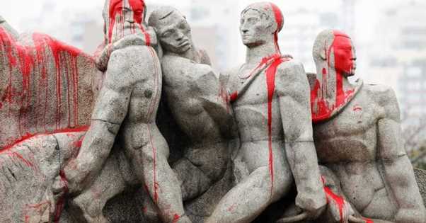 ‘Manchas’ vermelhas sobre os rostos e corpos dos escravos indígenas e africanos. (Foto: Felipe Raul)