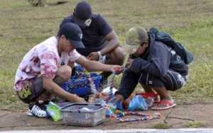 Crianças vendem doces próximo a semáforo em Brasília