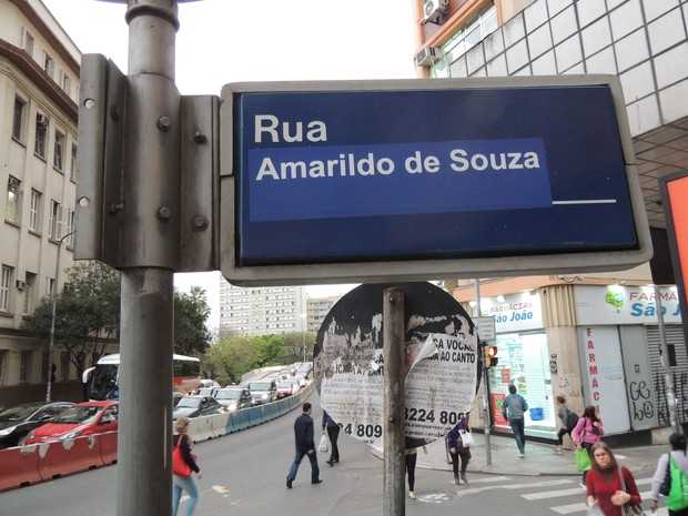 Pedreiro desaparecido no Rio de Janeiro também foi lembrado (Foto: Daniel Bittencourt/G1)