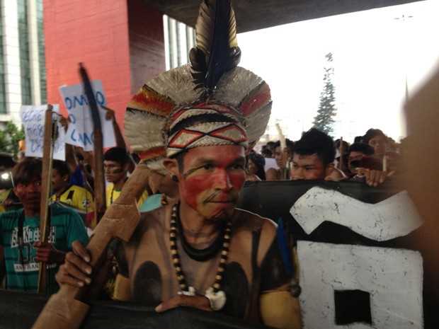 Índio protesta no vão livre do Masp (Foto: Marcelo Mora/ G1)