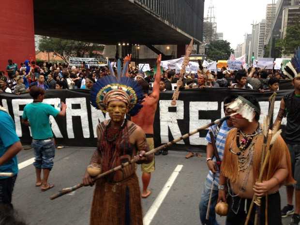 Indios protestam na pista sentido Consolação da Paulista (Foto: Marcelo Mora/ G1)
