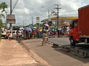 Parte da rodovia Arthur Bernardes interditada por manifestantes reivindicando saneamento básico para seus bairros (Foto: Reprodução/ TV Liberal / G1)