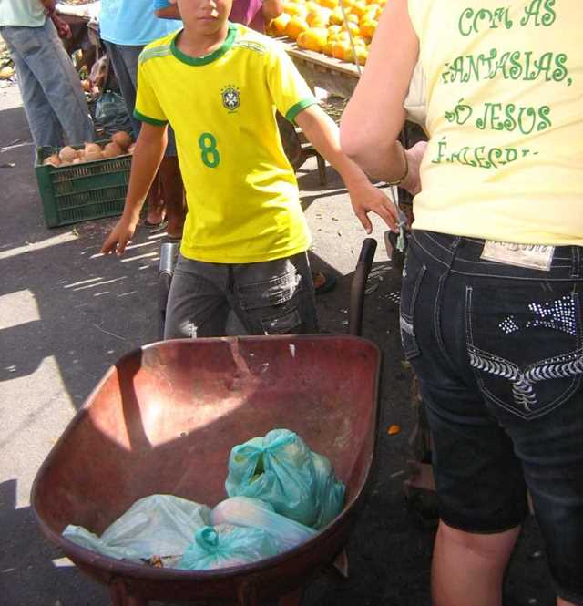 Menino carrega carrinho de mão em feira livre no interior do Rio Grande do Norte. Foto: Marinalva Dantas/SRTE-RN