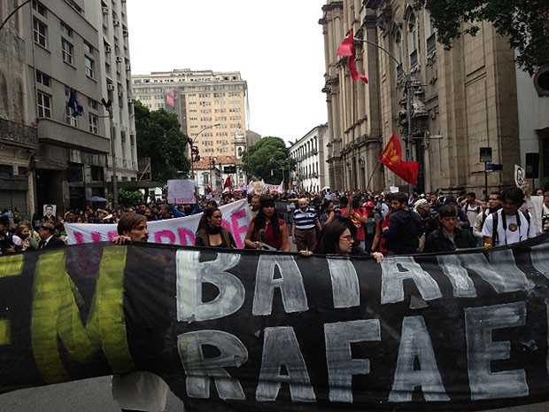 Manifestantes ocupavam a Rua Primeiro de Março em torno de 17h15. (Foto: Isabela Marinho / G1)