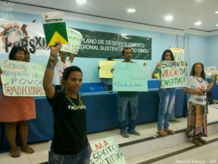 A estudante Daniela Silva segura a Constituição no protesto na Aciapa (Marcelo Salazar - ISA)