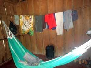 No interior do alojamento, os trabalhadores improvisavam camas com redes