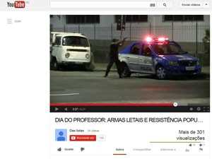 Policial se esconde atrás de viatura antes de atirar (Foto: Reprodução/YouTube)