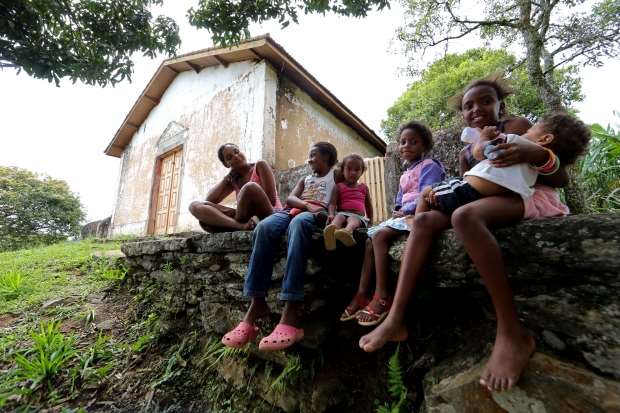 Ao fundo, a Igreja de Santana, comunidade de Santana, em Quatis (RJ) onde, segundo os moradores, o padre não celebra missa por não gostar de negros. Foto:  Fábio Motta - Estadão