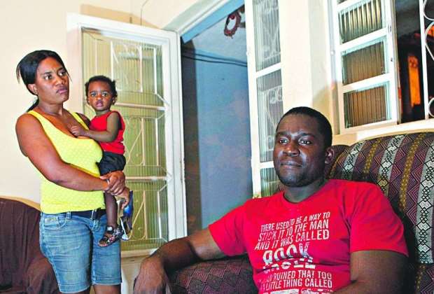 Mackenson e a mulher, Minouche, tiveram o filho, Alvin, em Belo Horizonte, pelo SUS (Foto: Denilton Dias)