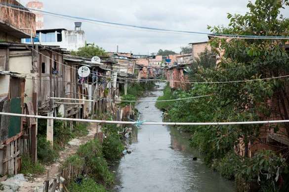 Nas comunidades que beiram o córrego até o Jabaquara ainda existem condições precárias de moradia (Raoni Madalena/RBA)