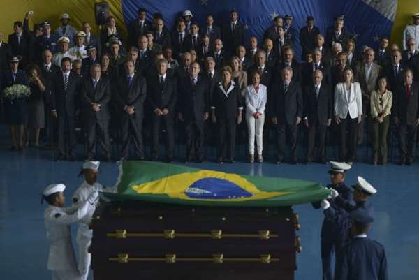 Os restos mortais do ex-presidente da República João Goulart foram recebidos hoje (14) com honras militares, pela presidenta Dilma Rousseff e a viúva de João Goulart, Maria Teresa Goulart (Marcello Casal Jr/Agência Brasil)