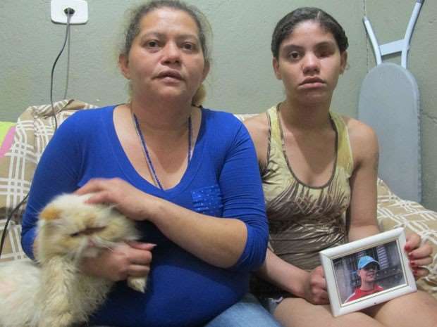 Mãe e filha mostram foto de jovem morto pela PM no ano passado. Foto: Paulo Toledo Piza/G1