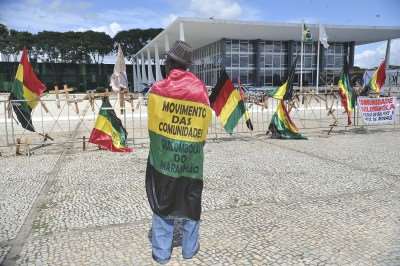 Um grupo de quilombolas do Maranhão, Rio Grande do Sul, Minas Gerais e Rio de Janeiro realizam uma manifestação em frente ao STF (Antônio Cruz/Agência Brasil)