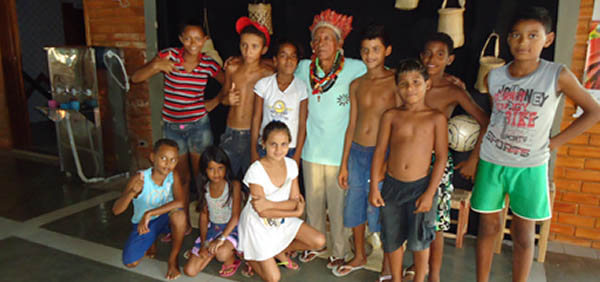 acique José Guilherme, da Associação Itacoatiara de Remanescentes  Indígenas do Piauí, sediada em Piripiri, ao lado de estudantes