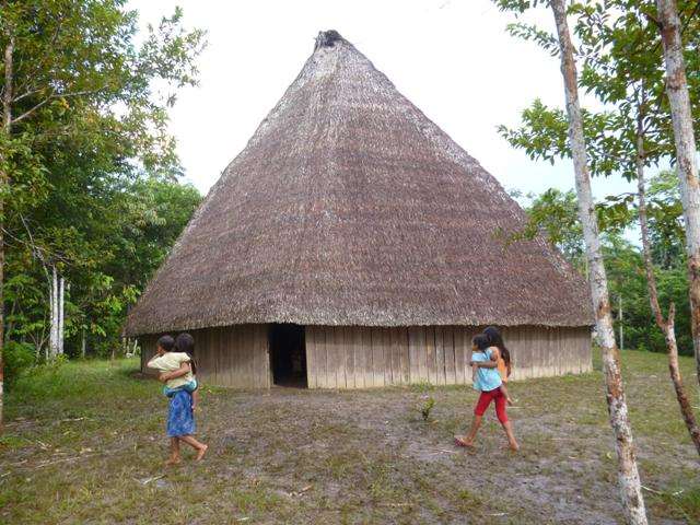 Maloca em aldeia de índios mayoruna, no Vale do Javari (AM). Foto: Elaíze Farias