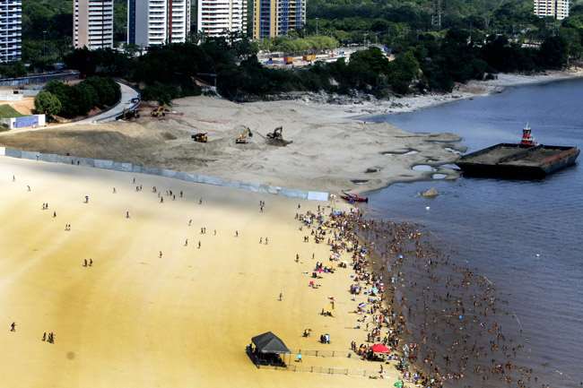 Praia da Ponta Negra permaneceu com buracos no trecho aterrado, segundo estudo. (Foto: Alberto César Araújo)