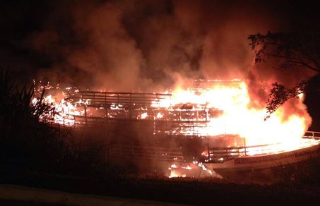Barco da Funai, que atendia a toda a região, incendiado no dia 25 de dezembro de 2013