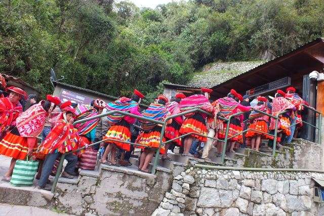 Quechuas en Machupicchu