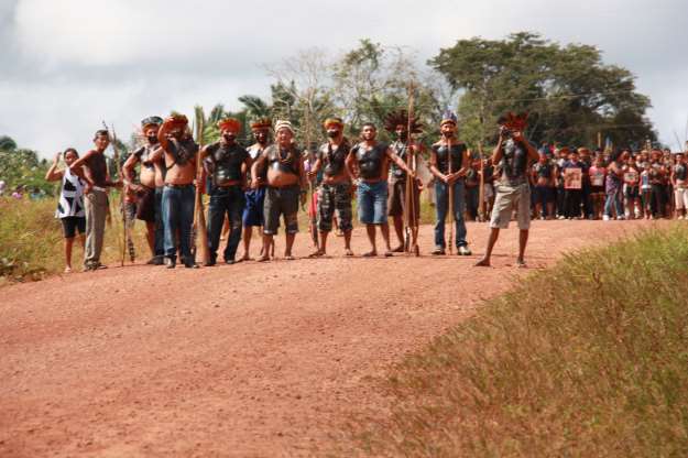 Índios Tenharim na BR 230, a Transamazônica, que corta a Terra Indígena. Foto: Acervo Funai