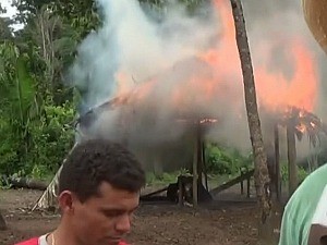 Aldeias indígenas foram incendiadas nesta sexta. Foto: Reprodução/TV Amazonas