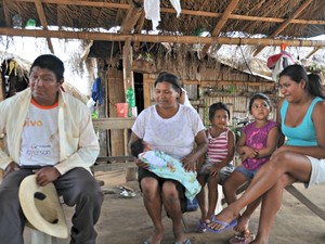 Família indígena terena mora na área ocupada da fazenda 3R (Foto: Tatiane Queiroz/ G1 MS)