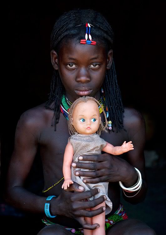 menina africana com boneca branca