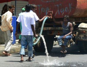 Un camión cisterna en Port Louis, Mauricio. Foto: Nasseem Ackbarally/IPS