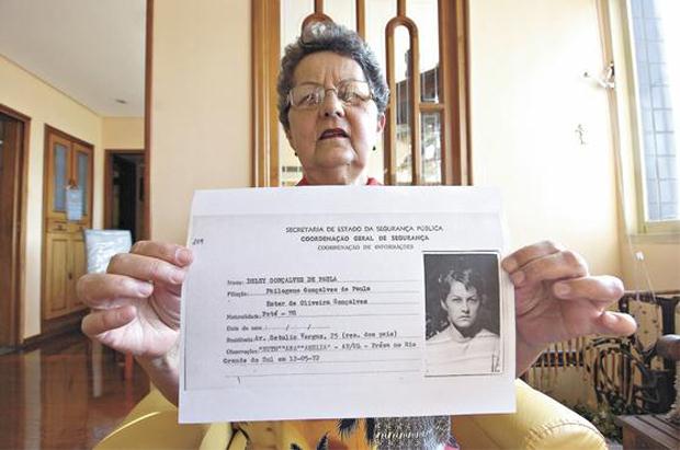Delsy Gonçalves de Paula, em sua casa no Coração Eucarístico, mostra a ficha que teve na polícia