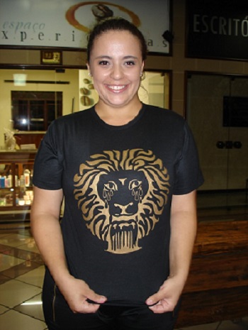 A estudante Letícia Rodrigues mostra a camiseta que desenhou para o grupo Amar’Água com o Leão, símbolo das fontes minerais, chorando (Foto: Marina Almeida)
