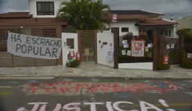 Integrantes de movimentos sociais protestam em frente à casa do coronel reformado Carlos Alberto Brilhante Ustra Fabio Rodrigues Pozzebom/Agência Brasil