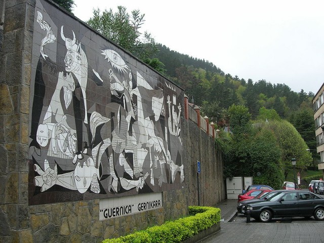 Mural com a imagem do famoso quadro de Pablo Picaso em Gernica y Luno, na cidade de Biscaia, na Espanha