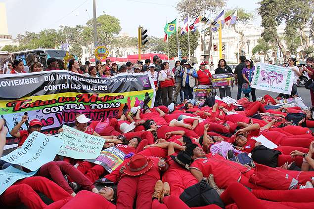 Protesto do Alfombra Roja (tapete vermelho), grupo que busca punição por esterilizações forçadas. Foto: Luis Camacho - 26 nov 2013 / Xinhua