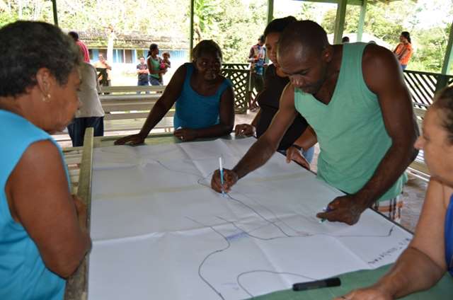 Moradores de Cachoeira-Porteira, em atividade de mapeamento de comunidade. Foto: Emmanuel de Almeida Farias Júnior