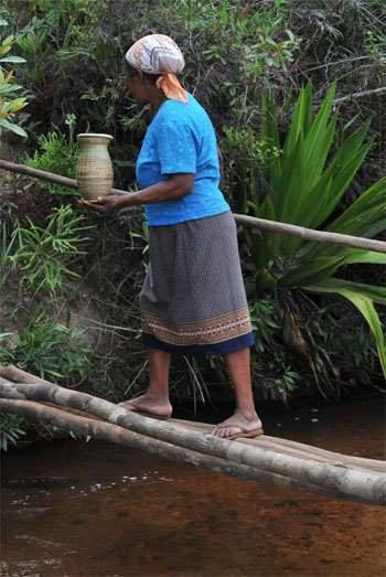 Moradora de remanescente de quilombo sobre o córrego que agora os habitantes evitam: vidas desviadas (Leandro Couri)