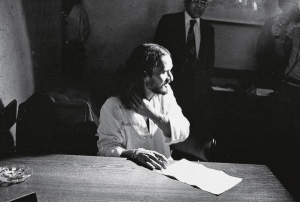 Alex Polari assinando sua carta de soltura em 1980