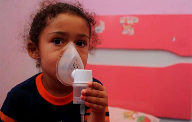 Mary Anna, de 4 anos, precisa usar o nebulizador constantemente para combater as crises de asma