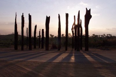 Castanheiras queimadas, monumento erguido em memória das vítimas do massacre – Foto: Bia Pasqualino