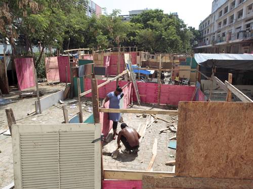 O terreno localizado na Rua Dois de Maio, no Engenho Novo, onde barracos continuam sendo construídos Marcelo Piu / Agência O Globo