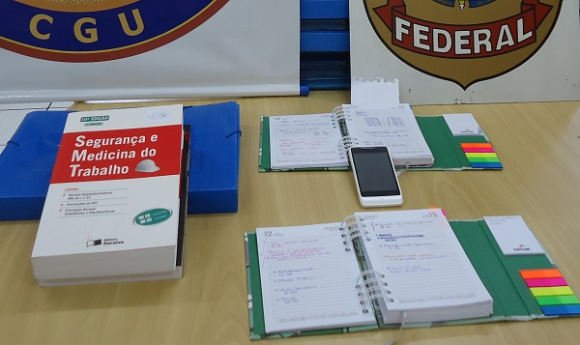 Agenda, telefone e documentos reunidos na Operação Trama. (Foto: Divulgação/PF)
