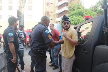 O repórter Bruno Amorim, do jornal O Globo, foi preso por estar fotografando a ação dos policiais com a acusação de estar "incitando manifestantes" (Vladimir Platonow/Agência Brasil)