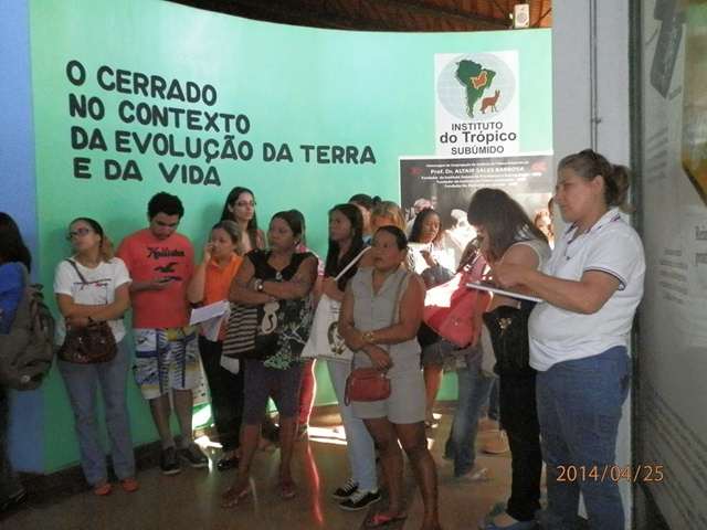 Professores, estudantes e pesquisadores durante visita ao Memorial do Cerrado. (foto: Antônio Veríssimo. Abr. 2014)