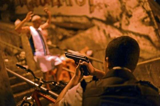 Policial em favela próxima a Copacabana, nesta quarta-feira. / C. SIMON (AFP)